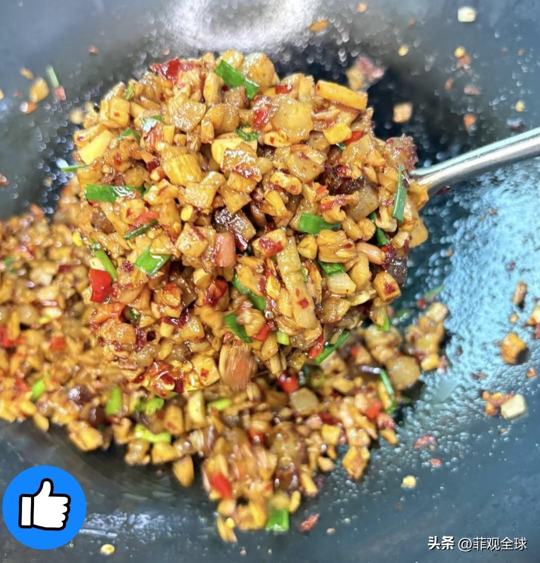 腊肉你喜欢配什么吃?要说腊肉配啥吃，我最爱的就是萝卜干和干辣椒！先把腊肉蒸熟切片