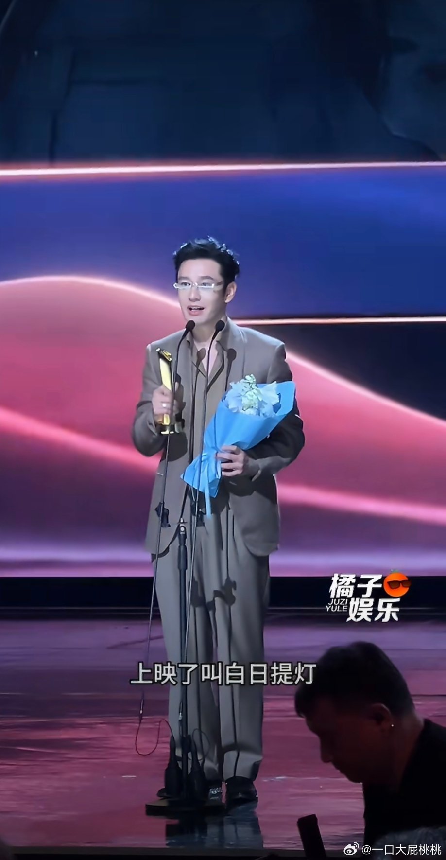 晓明说他买了好多阅文的ip白日提灯就是其中之一，他也不是第一次当出品人了，之前小