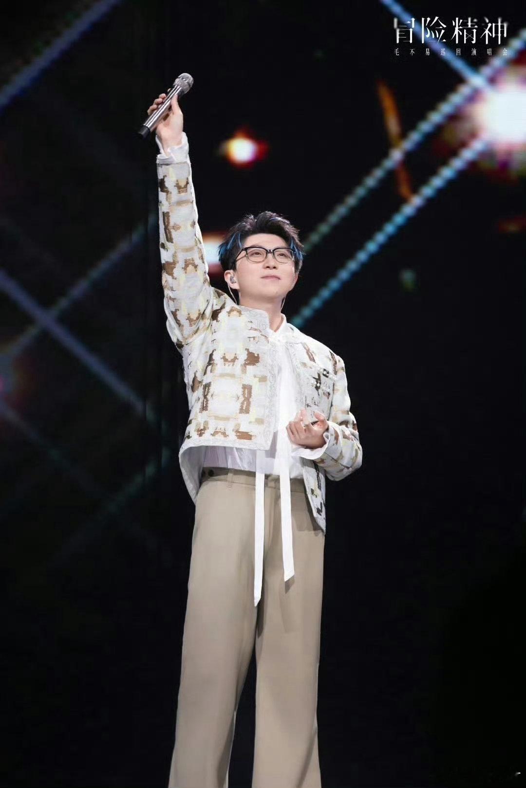 毛不易青岛开瓶再来一首 毛不易在青岛演唱会上的点歌新玩法，开啤酒定歌名，这创意绝