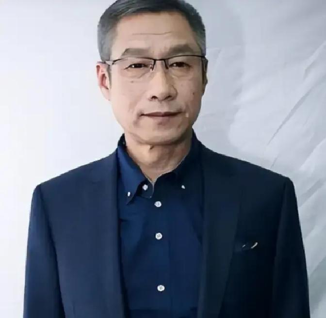[太阳]老戏骨刘佩琦在怀柔片场接到传票时，估计整个人都懵了，低头一看原告，竟是自