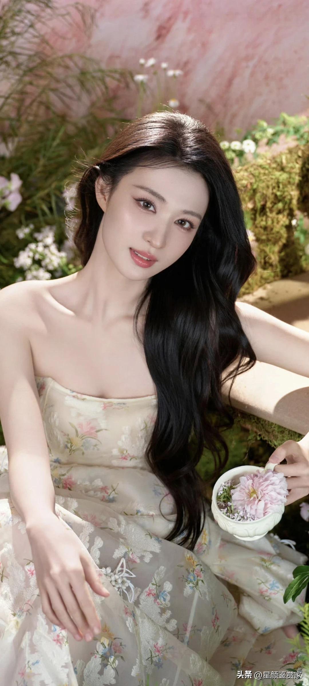 王楚然壁纸～坠入春日花园的精灵，这画面美得想设成壁纸，一直用下去。