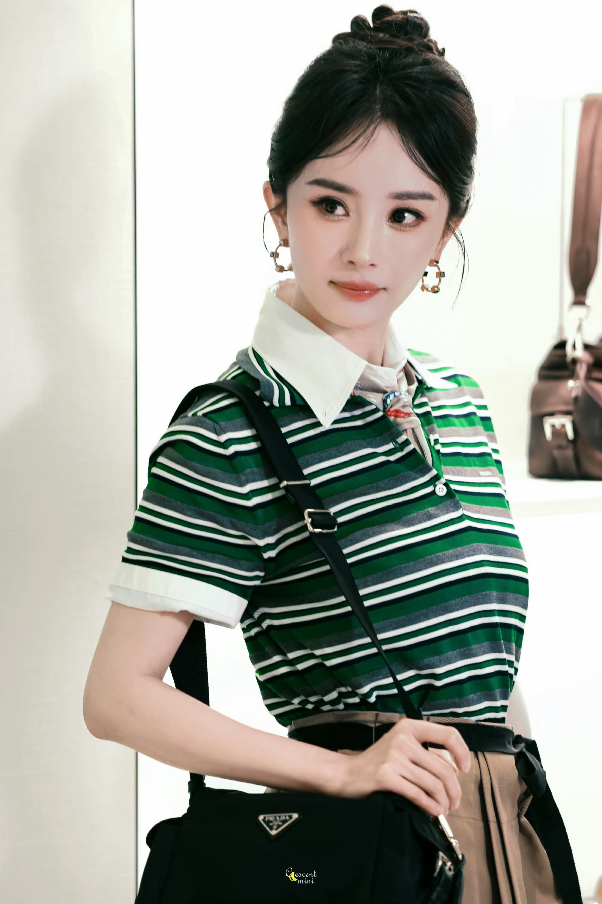杨幂丸子头可爱捏 