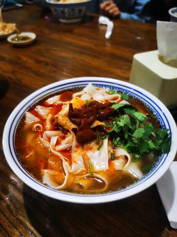 山西特色美食那可太多了，首推刀削面。它堪称山西面食的代表，师傅手持刀具，将面削成