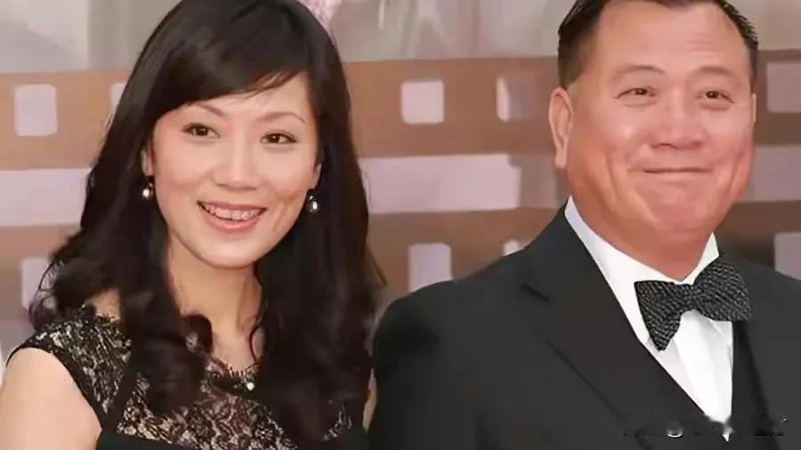 66岁万梓良与小15岁空姐娇妻子，夫妻秀恩爱 ​！