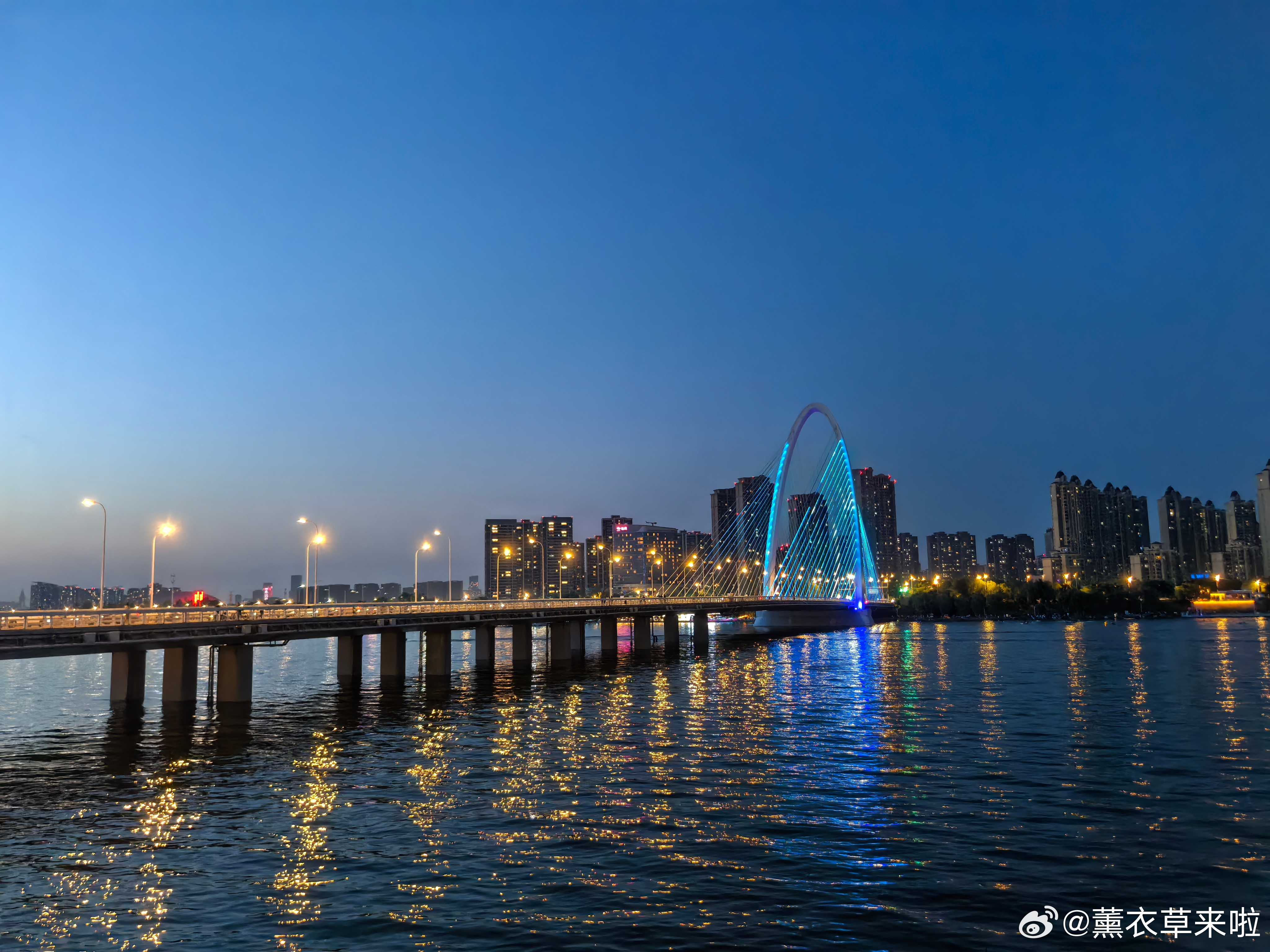 灞河的夜色揉碎成粼粼波光，蓝调大桥收起白日的喧嚣。愿晚风带走所有疲惫，伴着满河星