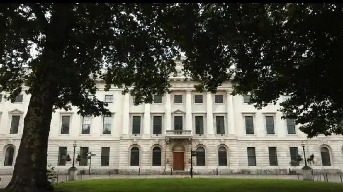 中国外交部发言人林剑表明，如果英国政府不批准中国在英国新建大使馆，中国将坚决维护