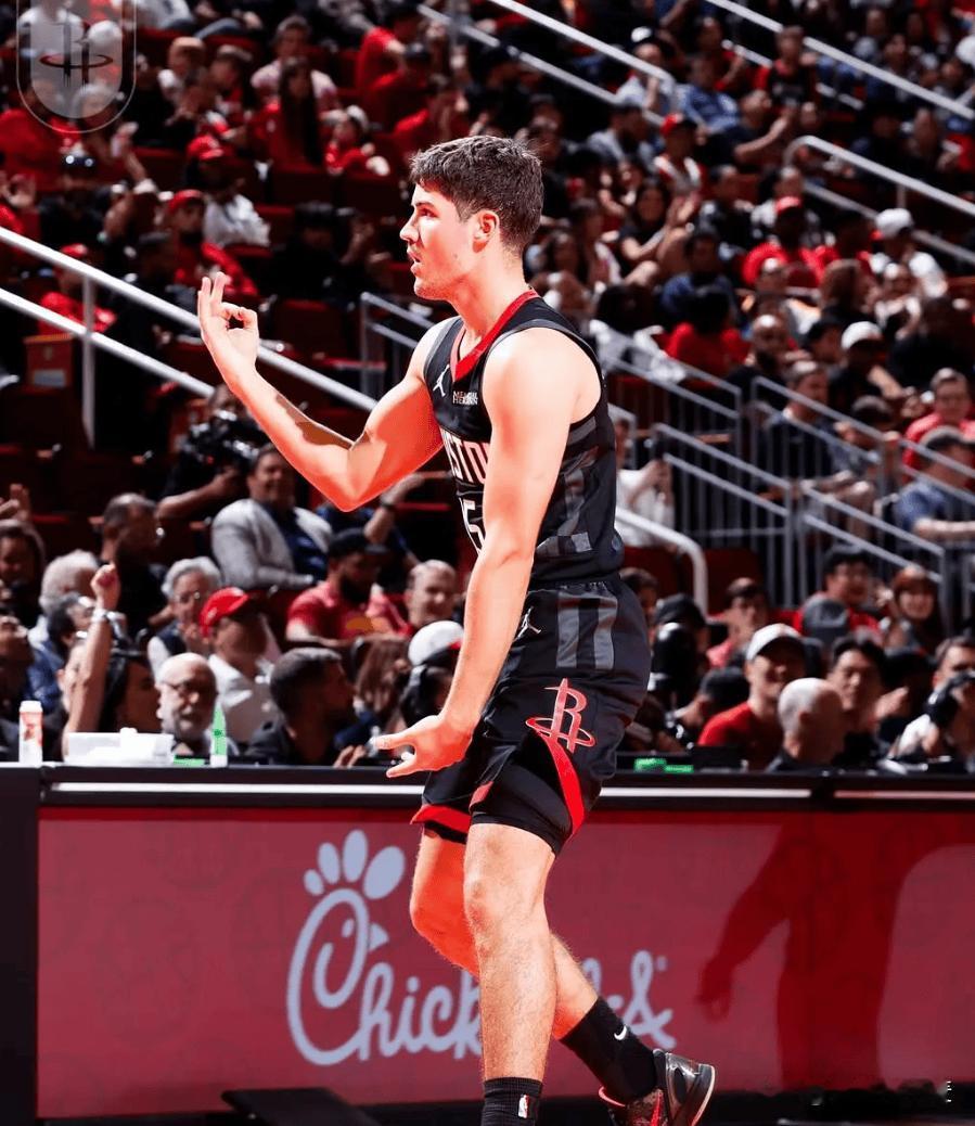 谢泼德上赛季在场均12.7分钟的出场时间内可以送出0.7次抢断，本赛季场均出场时