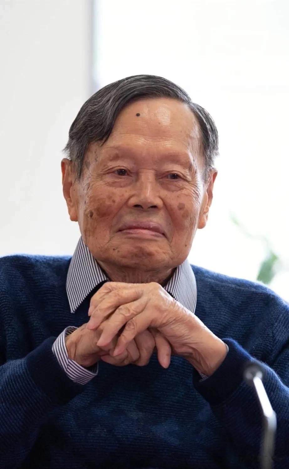 采访中，杨振宁聊起了父亲，他说:父亲至死都没有原谅我，认为我抛弃了家人，抛弃了家