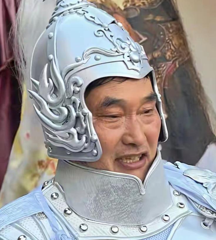 大衣哥档期排的很紧密，很赶，大衣哥由于过于劳累，7月大衣哥演出时突发低血糖，后台