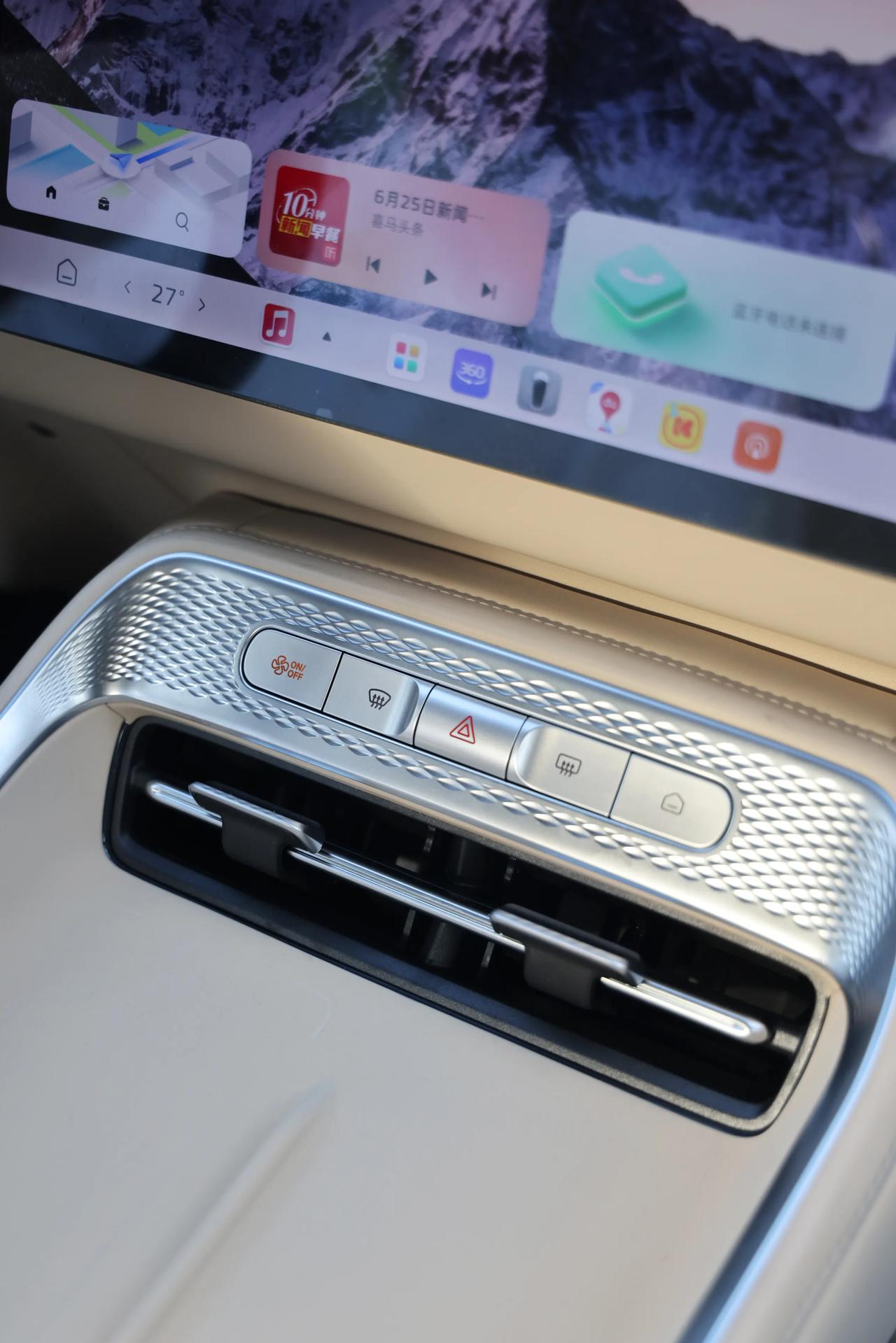 昨晚窝在沙发刷到徐志胜和李诞测评AI车机的视频，差点把可乐喷在键盘上——徐志胜扮