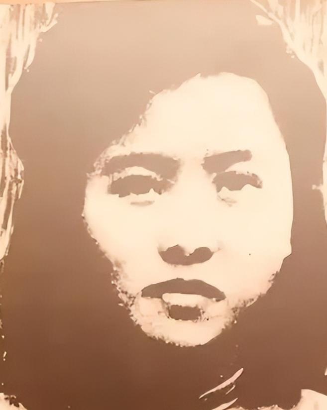 1949年，女教师朱世君被军统特务抓捕，在押送往渣滓洞的途中，押送人员李朝成认出