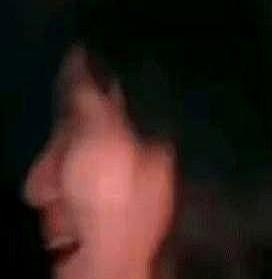 男子问女子："我们可以一起住吗？"

女子摇头："不行的，我还是自己找个酒店。"