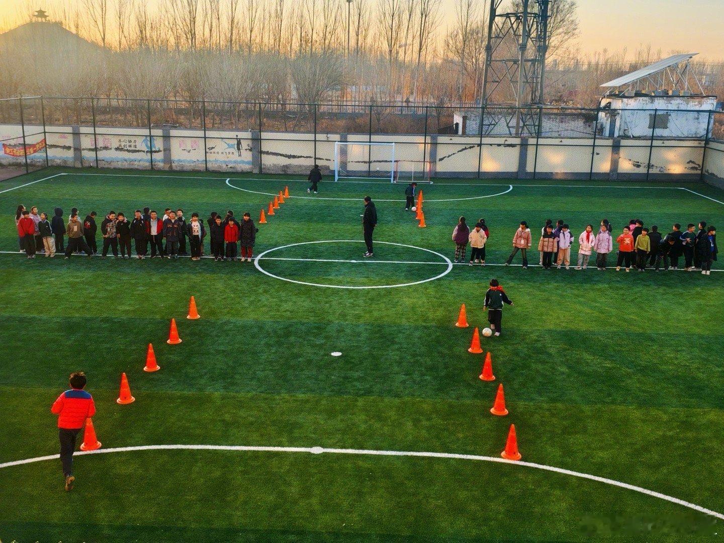 鹿晗第12座公益球场 感觉鹿晗比足协都关心少年儿童足球兴趣的培养