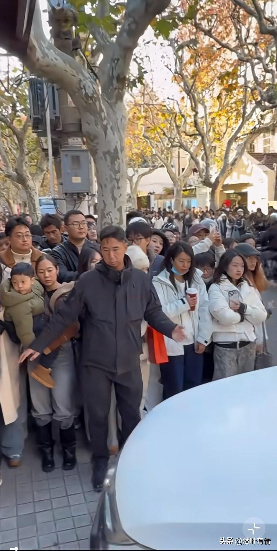 一家小院门口聚集了这么多的人，还以为是哪位大佬回家，结果一看也不认识！

不过有