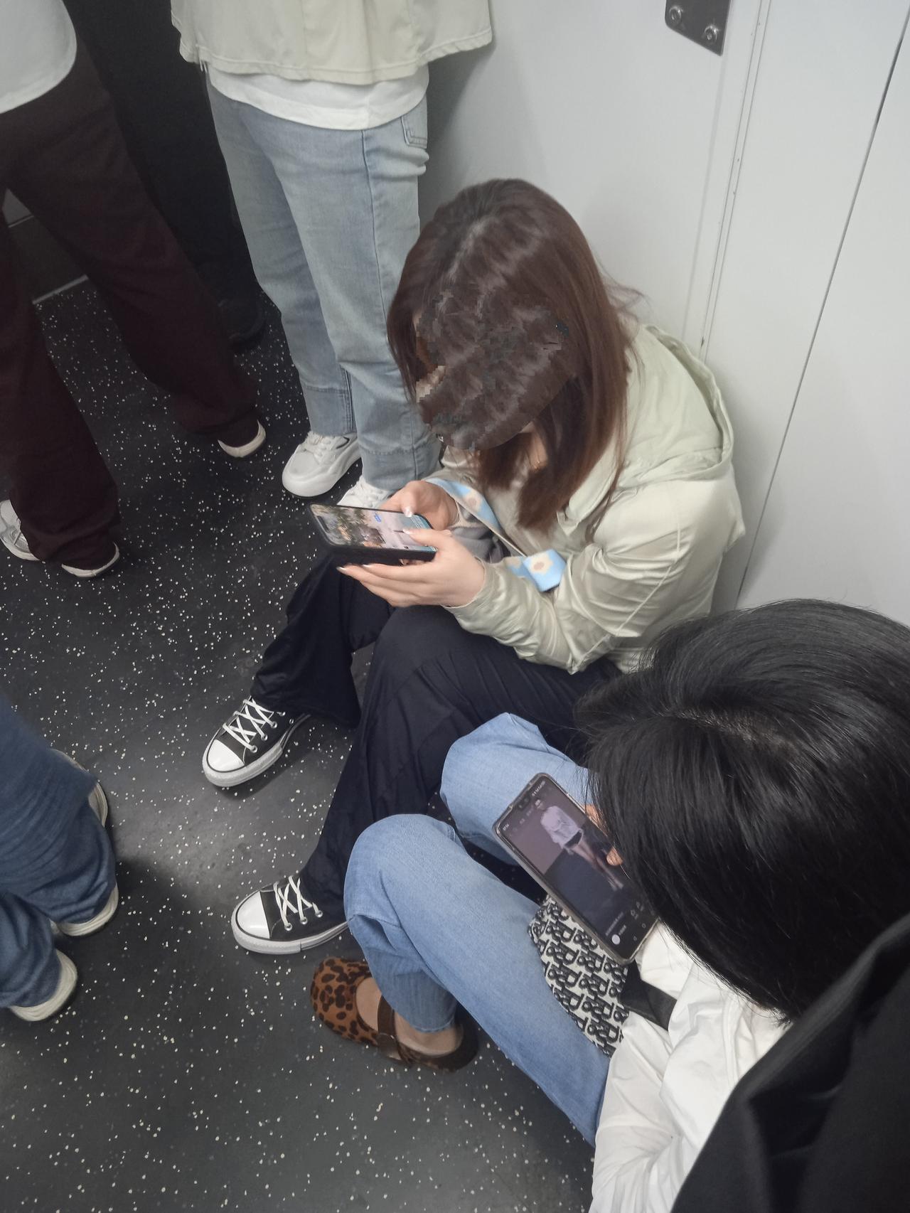 北京顺义15号线最近车厢里小马扎霸屏了，这才起始站两站，后续严重占用空间，影响下
