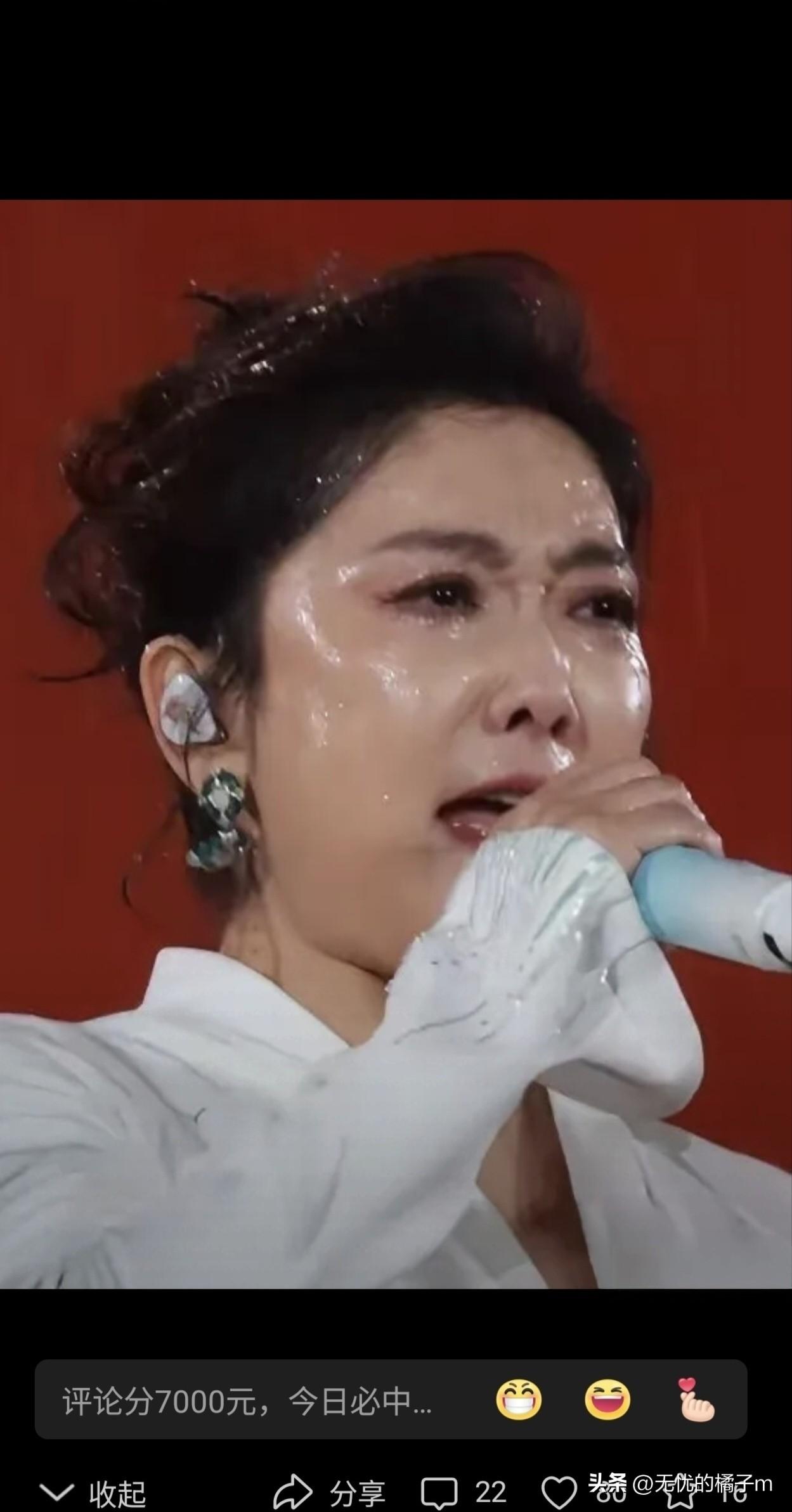 汤鸡的玲花底妆却依然毫发无损，这也是让人惊讶的

玲花和曾毅两个人在台上唱歌，台