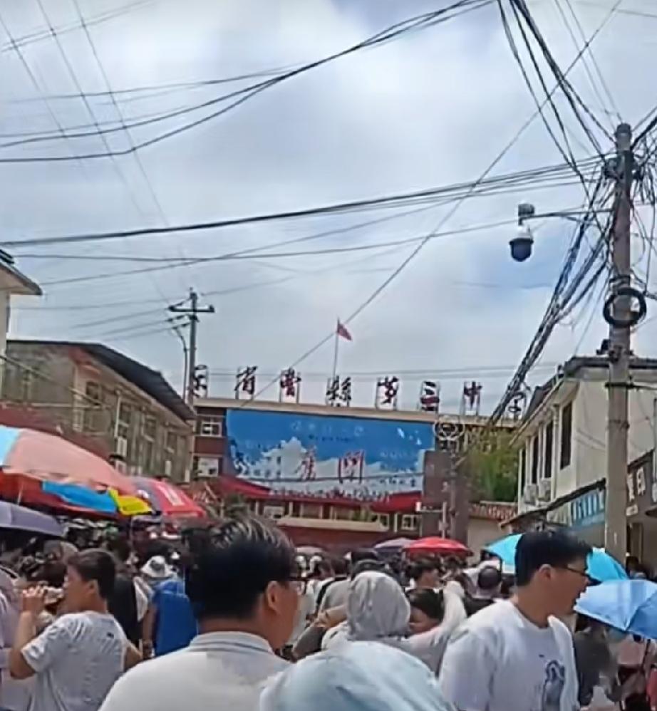 曹县第三中学今天放暑假了

因天气原因，12点学生离校，家长来接学生，人真不少。
