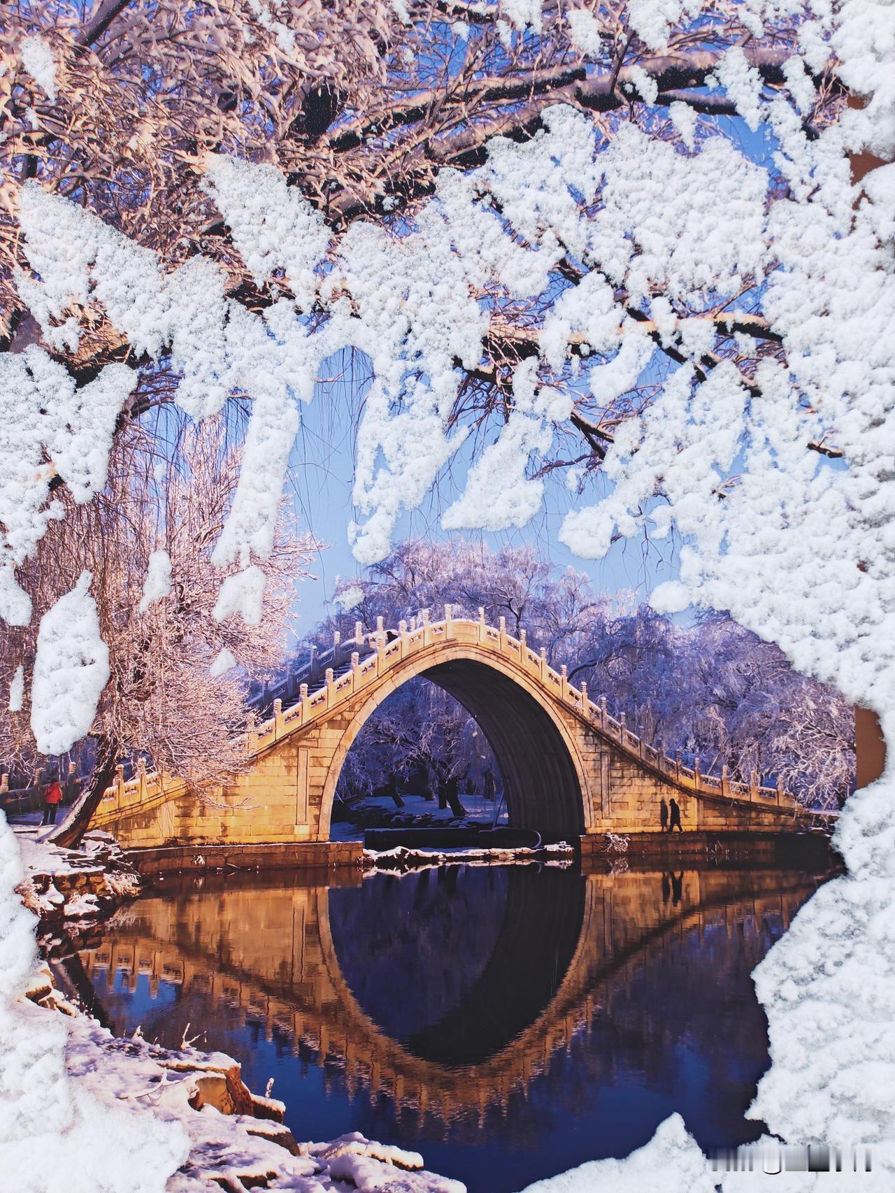 上联：风花迎雪月
下联：人生飘如尘