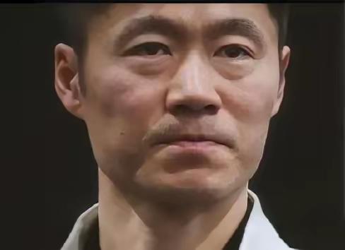 始终没有看清楚，这些发笑的人给狗儿上了什么枷锁，让狗儿走起路来令人捧腹大笑
谁能