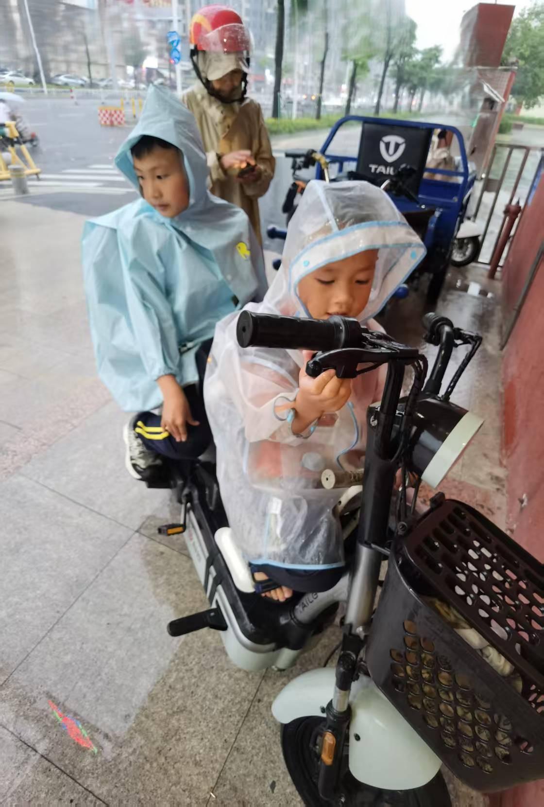 道路千万条，安全第一条！昨天不小心刷到广德车祸的视频，母子三人规规矩矩的在非机动