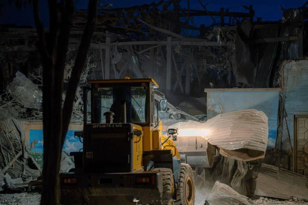 今天，伊朗又发生一起针对学校的袭击事件。美国-以色列联军于今晨早些时候袭击了沙赫