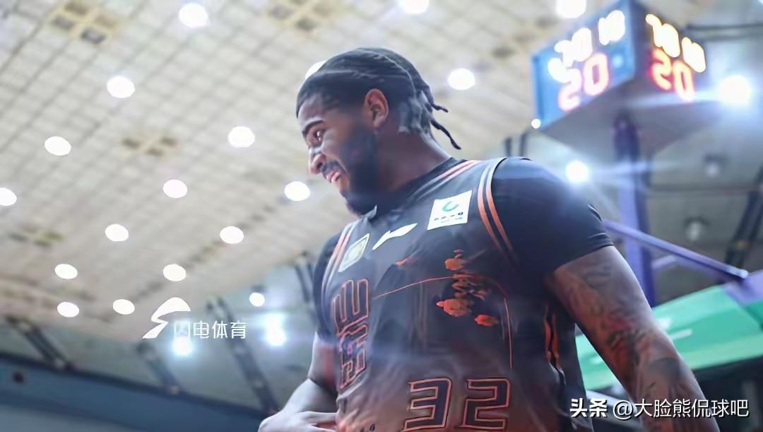 克里斯受伤，赛季几乎报销，山东男篮准备更换外援！
今天传来山东男篮跟克里斯的最新