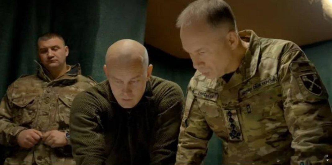 乌军总司令希尔斯基视察了参与胡利艾伯勒周边积极战斗和反击行动的部队指挥所。他透露