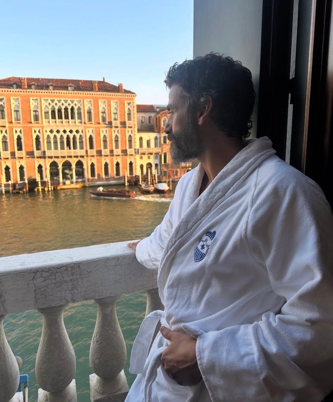 威尼斯电影节 奥爹Oscar Isaac浴袍出镜 ​​​