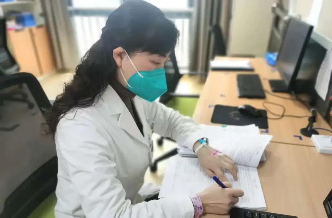 2025年贵州深山，一位村医月入超3000元，昔日翻山求医变在家门口救命，这反差