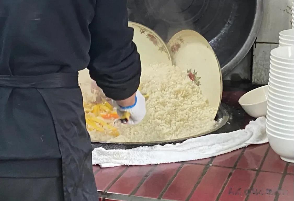 #乌鲁木齐头条# 吃饭还是要找这种老牌子呢，所谓网红推荐的馆子我很少去，要找就找