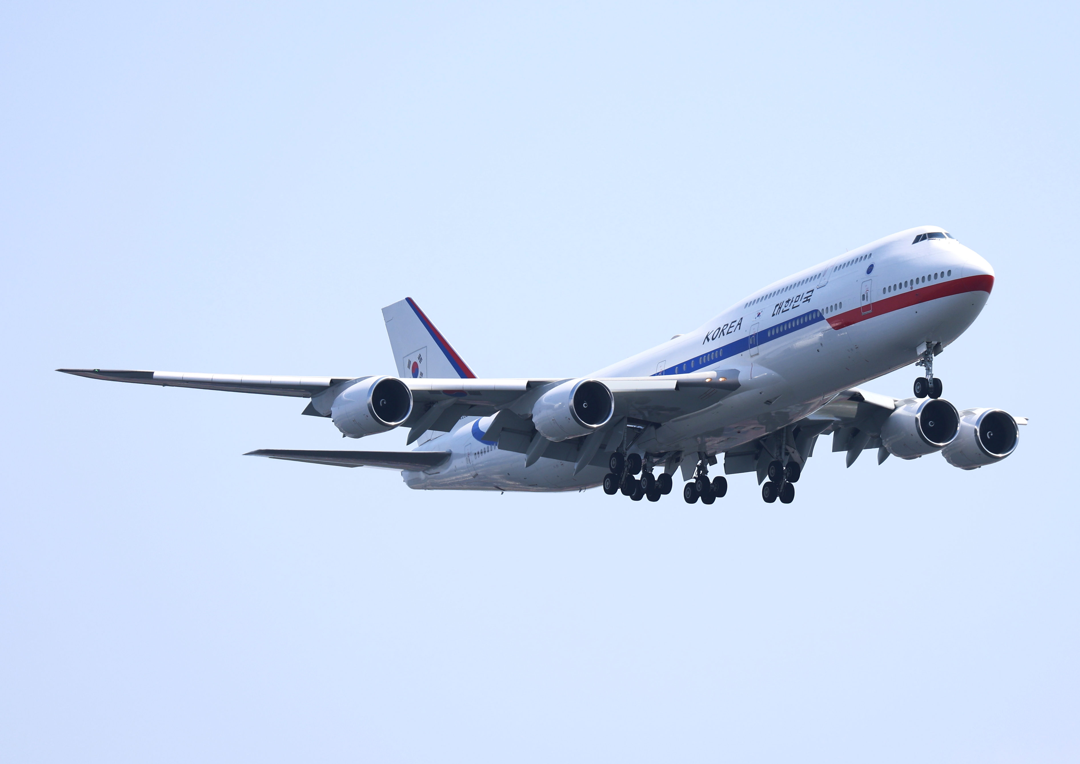 韩国空军一号飞临羽田空港 ​​​