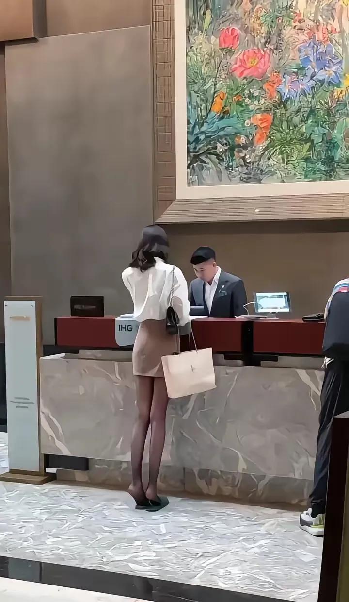 气质是由内而外的
正所谓
腹有诗书气自华

今天
在酒店大堂看见一个妹子
举止优