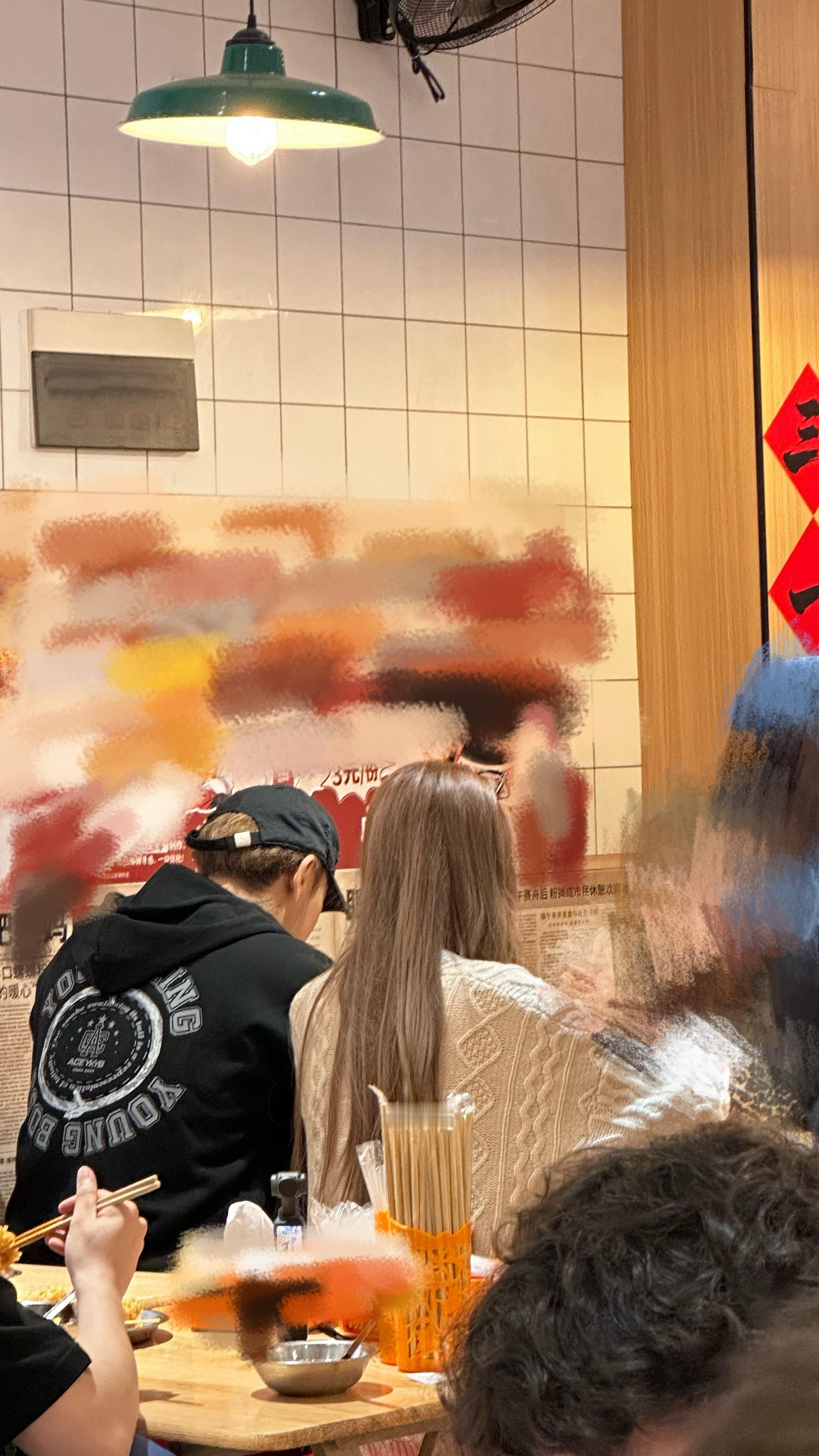 徐艺洋吐槽黄子韬没押韵被黄子韬徐艺洋笑到！直播吃饭都不忘玩押韵，黄子韬即兴fre