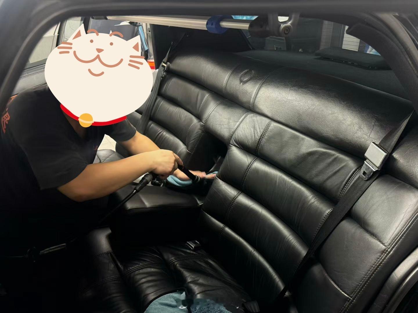 30 多年的老车，这个后排座椅真是货真价实的大沙发。[哆啦A梦吃惊][哆啦A梦吃