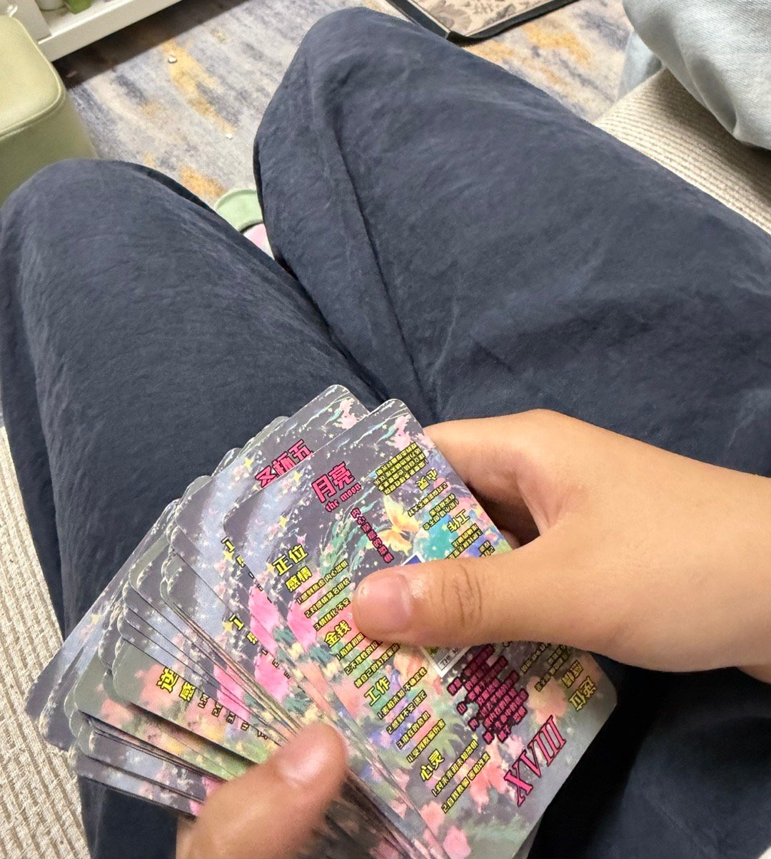 我家女儿买了一副塔罗牌。她说好多同学都买来玩