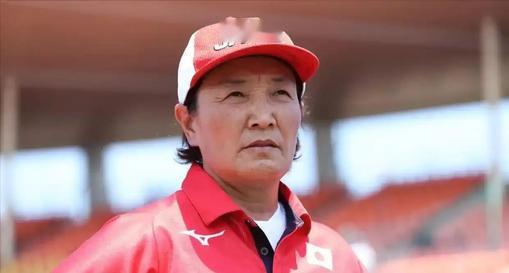 “我放弃中国国籍，成为一名日本人，就是为了打败中国队”，而她的父亲则公开回应：“