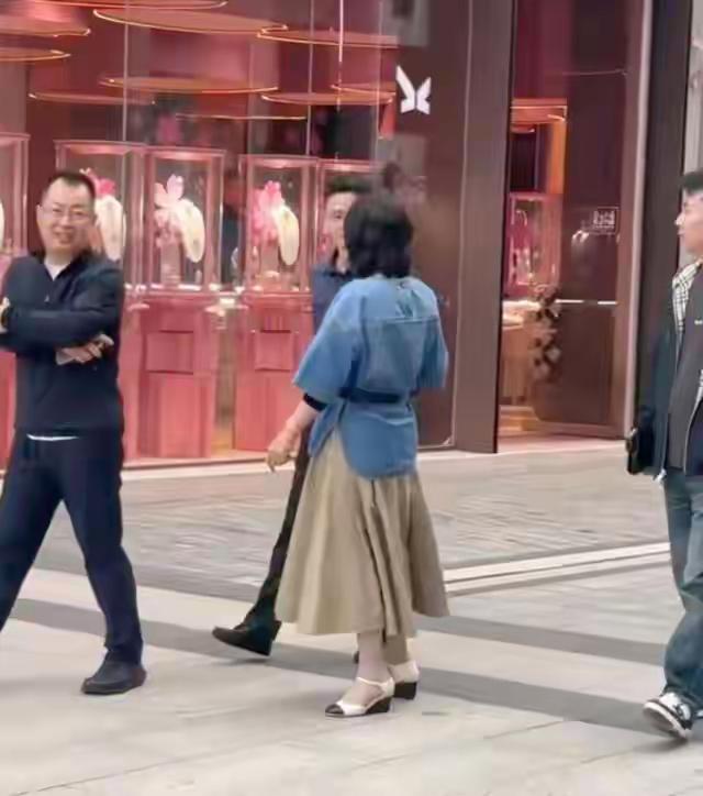 一条街头小视频，让一位老牌制造企业的掌门人闯进了年轻父母的手机屏。不到一分钟，没