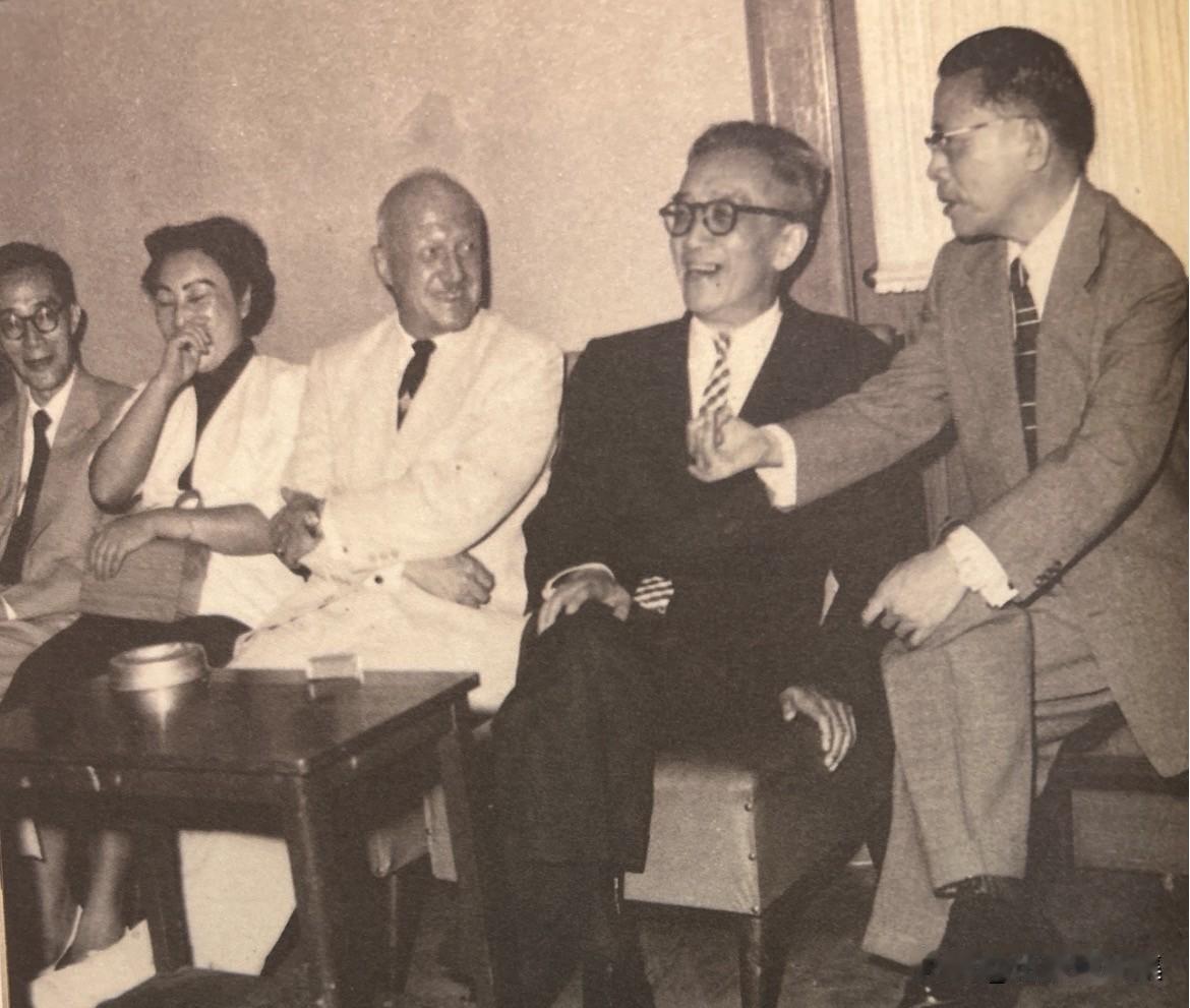 1958年5月27日，雷震在中日文化经济协会宴请胡适、梅贻琦（左一）、亚史麟书（