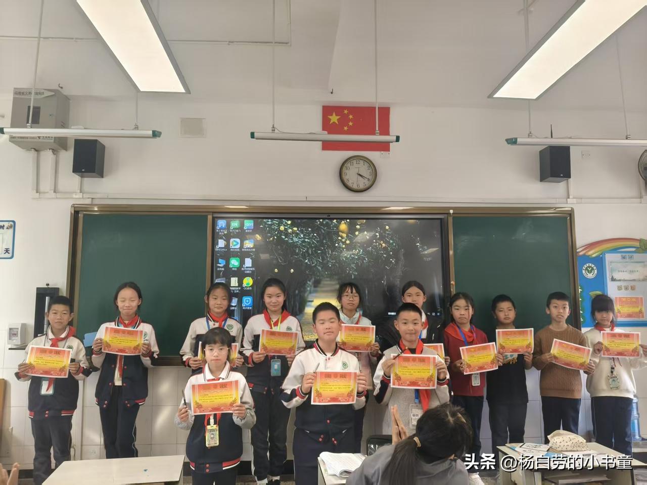 书包里装不下的荣誉
必须让孩子站到讲台上
接受全班同学投来羡慕的目光
加油吧儿子