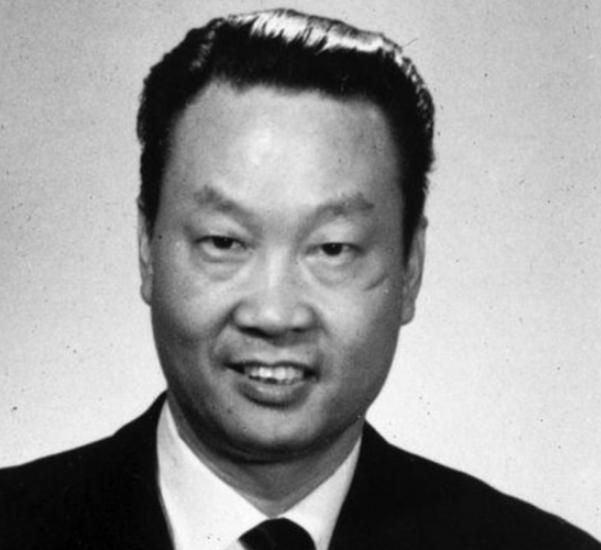 1986年，美国联邦调查局审讯室内，一名头发花白的华裔男子突然捂住胸口，低声请求