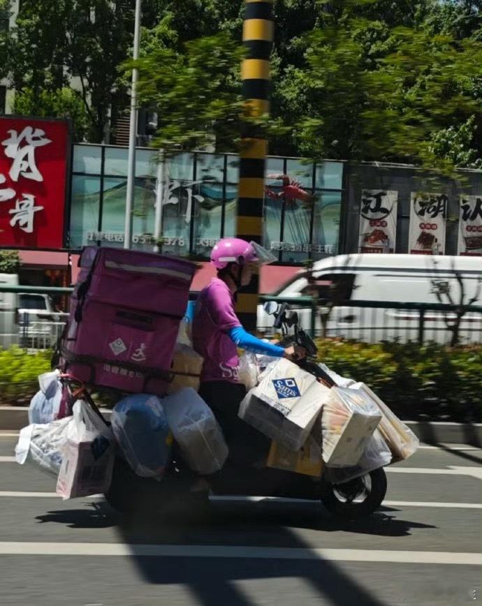 山姆回应配送员电动车挂满大件货物感觉挂满了重物很难保持平衡，而且万一有事的话，很
