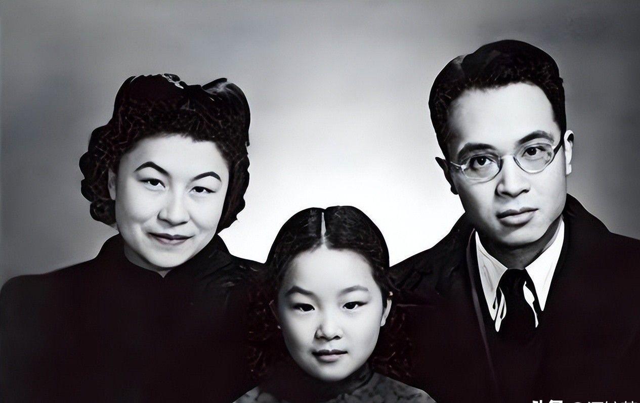 1933年深秋，清华大学外文系的阅览室里，一个戴圆框眼镜的年轻人正在翻一本英文原