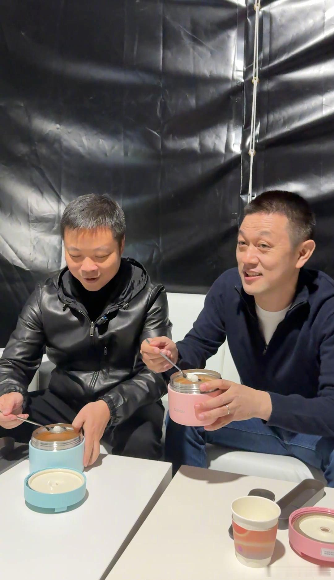 何小鹏冬至探班李斌送汤圆 今天是冬至也是蔚来的Nio Day，好日子[666][
