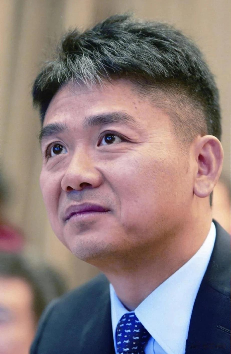 京东老板刘强东，谈企业间普遍存在的“挖人”现象，说:18年的时候，有两个公司开出