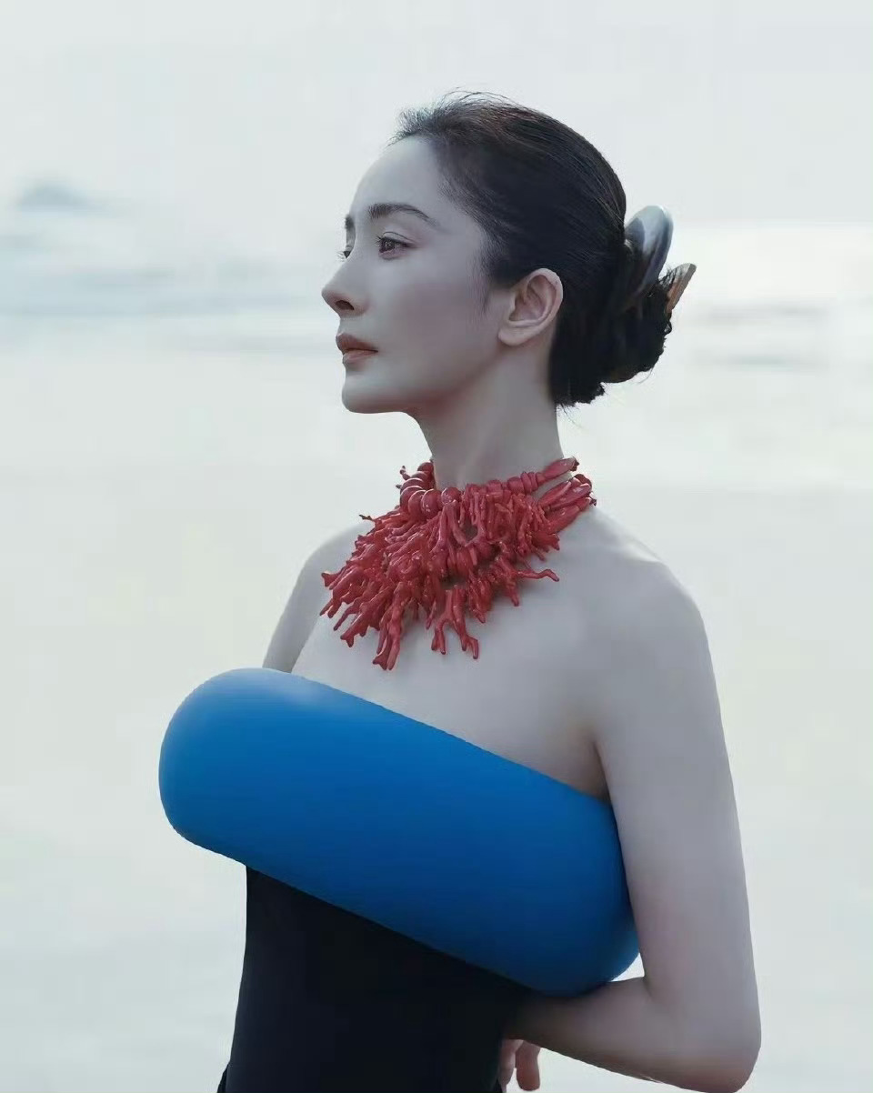 杨幂的抹胸裙看起来好搞笑，像是套了一个蓝色橡胶游泳圈，太可爱 