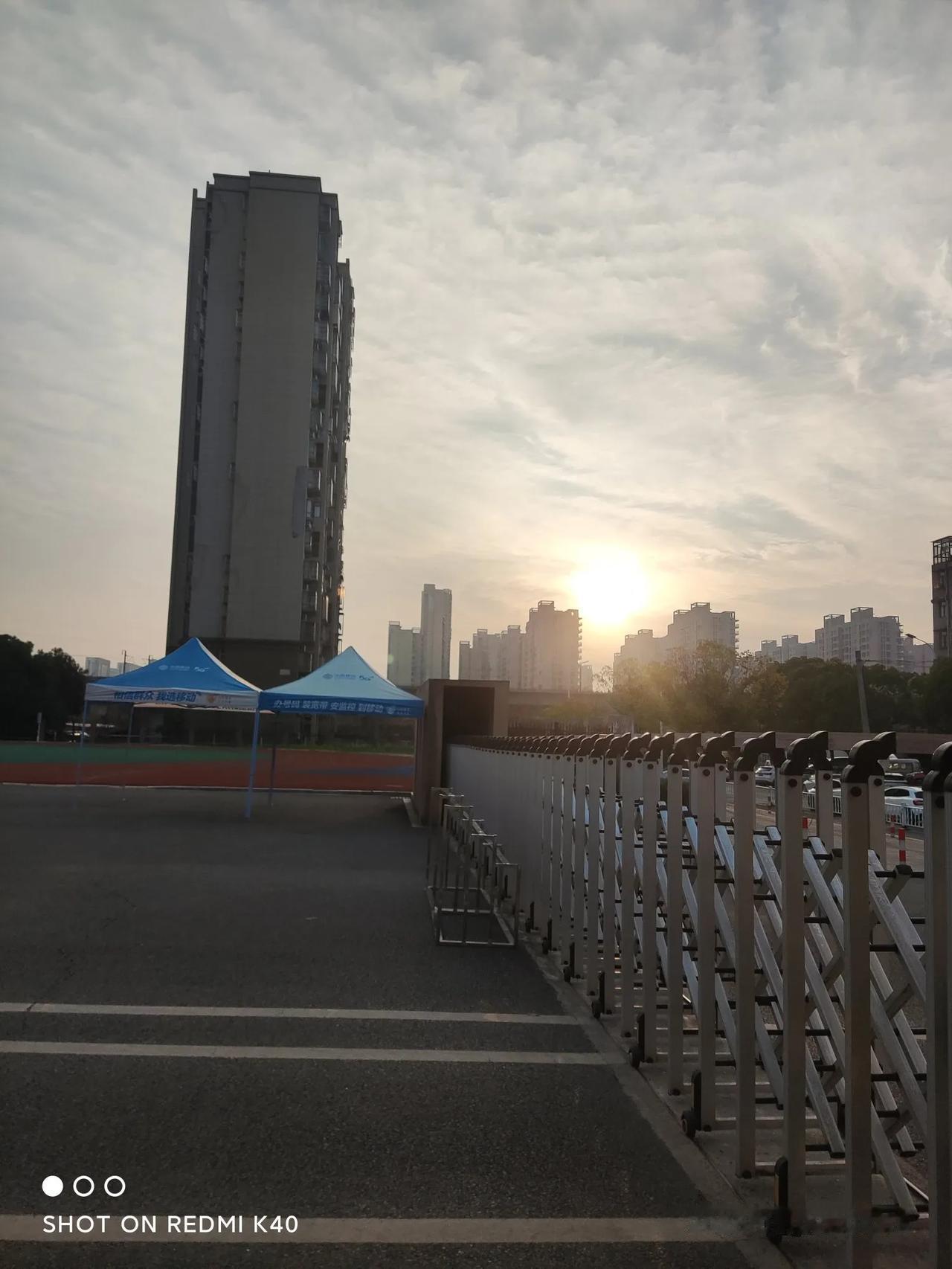 一>
上联：贫在闹市无人问
下联：贵入红心有谁知
横批：富藏术数，不在力耕

二