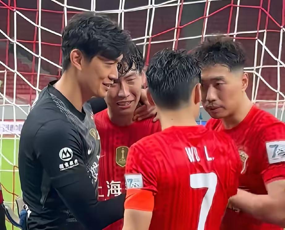 不要过于苛责球员
李新翔是海港球队踢球非常敬业的球员，可因为昨晚足协杯比赛末端没