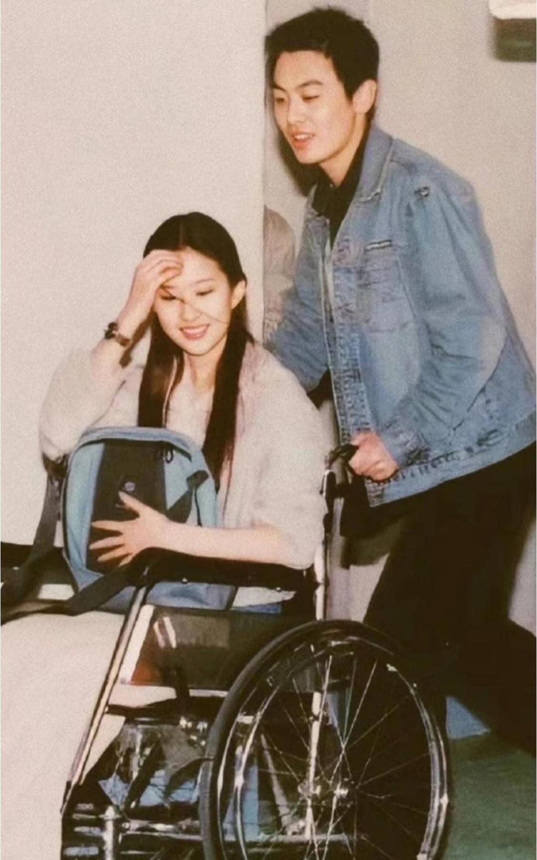 刘亦菲朱亚文大学合照当年刘亦菲16岁朱亚文才19岁，都是最好的年纪一直对他俩居然