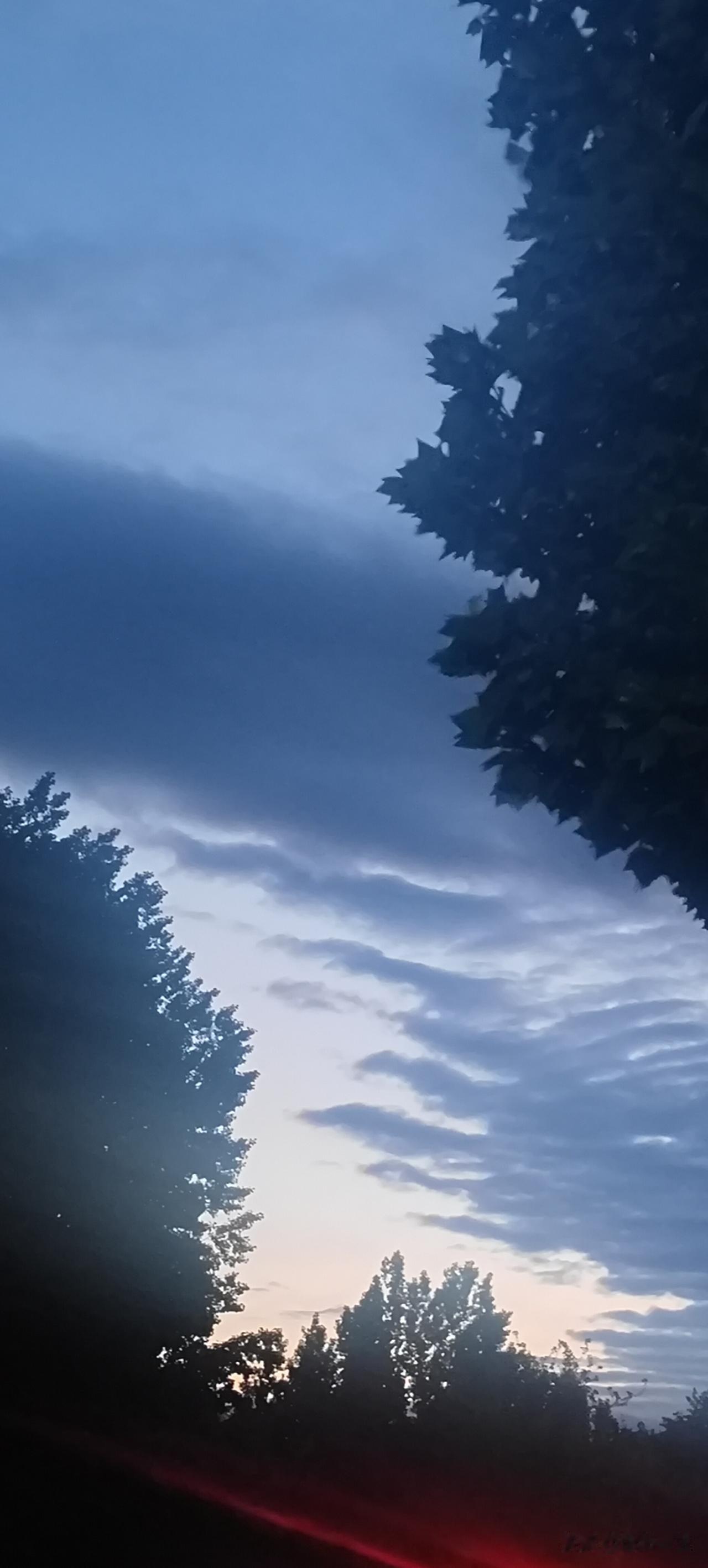 出门不利，今天适合在家睡觉

一出门，东西就散落一地，刚刚收拾好，袋子又漏了，又