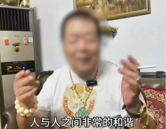 上海一大爷炫耀女儿已经加入澳洲国籍，扬言自己也要跟着移民，当被问起为什么要去澳洲